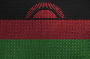 malawi bandeira retratado dentro pintura cores em velho escovado metal prato ou parede fechar-se. texturizado bandeira em rude fundo foto