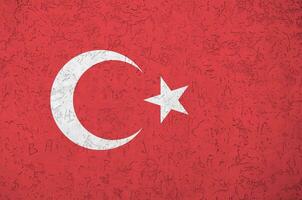 bandeira da turquia retratada em cores de tinta brilhante na parede de reboco em relevo antigo. banner texturizado em fundo áspero foto