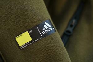 Kyiv, Ucrânia - 4 poderia, 2023 adidas companhia logotipo em Novo marca roupas foto