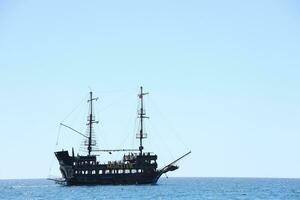 Antália, Peru - pode 15, 2021 excursão Kemer pirata barco Tour monstro em a turco Mediterrâneo. foto
