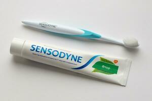 kyiv, ucrânia - 4 de maio de 2022 sensodyne flúor ou flúor é um creme dental diário com flúor foto