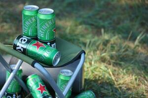 kharkov, ucrânia - 31 de julho de 2021 latas verdes de cerveja heineken lager produzidas pela cervejaria holandesa heineken nv foto