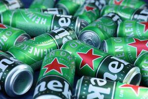 kharkov, ucrânia - 31 de julho de 2021 latas verdes de cerveja heineken lager produzidas pela cervejaria holandesa heineken nv foto