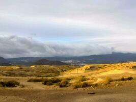 uma Visão do a montanhas e deserto a partir de a topo do uma Colina foto