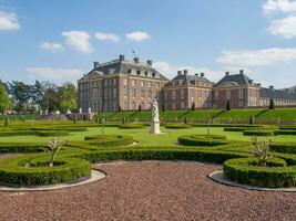 castelo e jardim dentro a Países Baixos foto