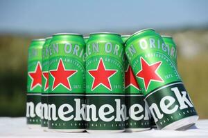 kharkov, ucrânia - 31 de julho de 2021 latas verdes de cerveja heineken lager produzidas pela cervejaria holandesa heineken nv foto