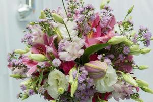 close-up de lindo buquê de flores coloridas com lírios e rosas foto