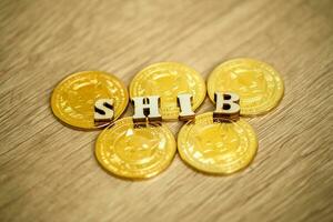 plano de madeira texto escrito shib, com 5 Shiba inu moedas shib com de madeira fundo, fechar acima, criptografia conceito. foto