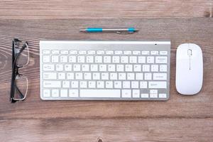 equipamento de escritório, teclado no fundo da mesa foto