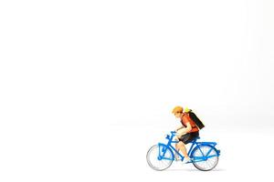 mensageiro de bicicleta para pessoas em miniatura com caixa de pacote na parte de trás foto