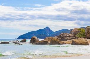 rochas ondas praia lopes praia mendes ilha grande island brasil. foto