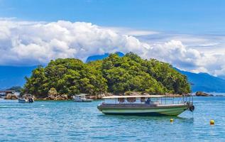 passeio de barco saindo da praia do abraão ilha grande island brasil. foto