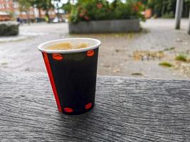 copo de papel vermelho com café para viagem. leherheide, bremerhaven. foto
