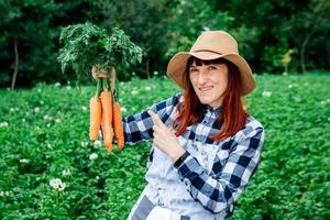 mulher segurando cenouras