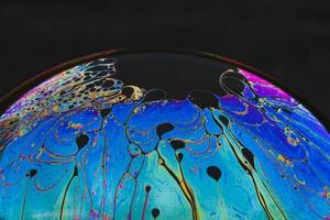 belas abstrações psicodélicas nas bolhas de sabão da superfície foto