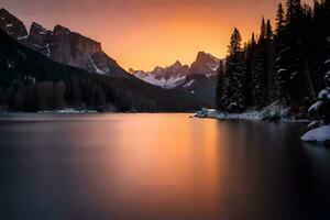 uma lindo pôr do sol sobre uma lago com neve coberto montanhas. gerado por IA foto