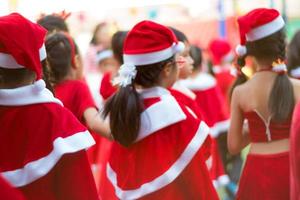 garotas com fantasia de tema vermelho na festa de natal da escola primária foto