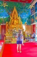 koh samui, tailândia, 2021 - pessoas vendo a estátua dourada do Buda foto