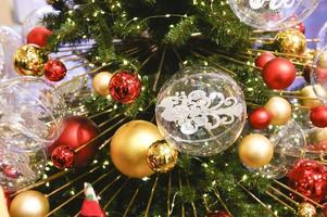 bolas decoradas com árvore de natal