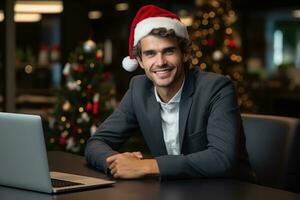 jovem empregado a comemorar Natal às ambiente de trabalho. generativo ai foto