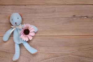 modelo de mesa de prancha boneca de urso azul segurando uma flor roxa fofa