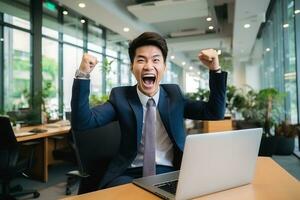 ásia homem a escritório fundo dentro a terno a computador portátil em mesa e feliz. generativo ai foto