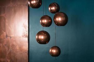 lâmpadas esféricas de bronze com fundo azul escuro foto