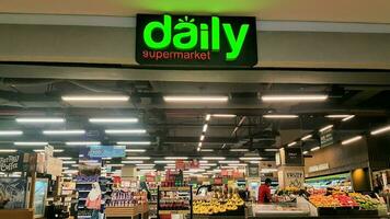 frente Visão do diariamente supermercado dentro sul trimestre prédio, sul Jacarta foto