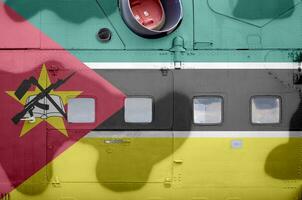 Moçambique bandeira retratado em lado parte do militares blindado helicóptero fechar-se. exército forças aeronave conceptual fundo foto