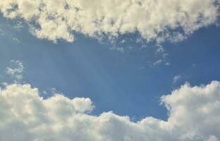 lindo modelo de fundo de céu azul com algum espaço para entrada de mensagem de texto abaixo isolado em azul foto