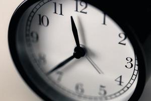 foco suave no sentido horário do relógio clássico preto e branco.