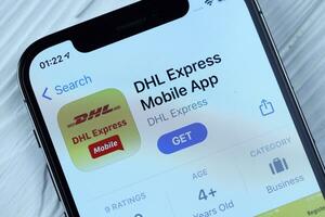 Carcóvia, Ucrânia - marcha 5, 2021 dhl ícone e inscrição a partir de aplicativo loja em Iphone 12 pró exibição tela em branco mesa foto