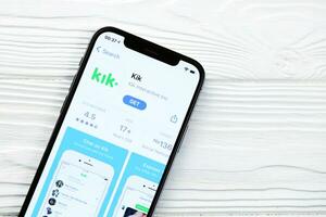 Carcóvia, Ucrânia - marcha 5, 2021 kik ícone e inscrição a partir de aplicativo loja em Iphone 12 pró exibição tela em branco mesa foto