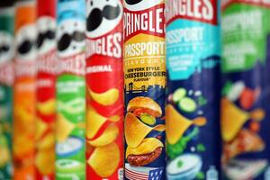 Kyiv, Ucrânia - Julho 7, 2023 pringles Passaporte edição salgadinhos latas com diferente sabor foto