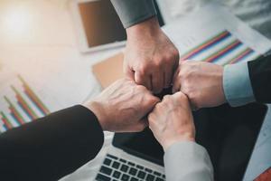 empresários executivos, trabalho em equipe, mãos dadas na sala de reuniões foto