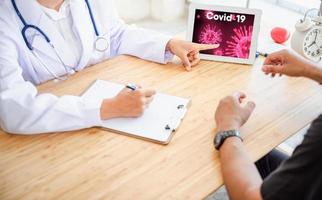 médico aconselhando doença coronavírus e consultoria em saúde foto