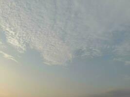 natureza fundo. céu, Sol e nuvens com raios do luz às pôr do sol em a ilha do lombok, Indonésia. foto