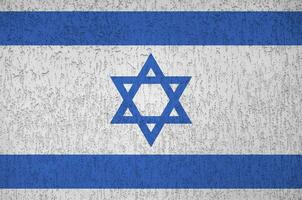 bandeira de israel retratada em cores brilhantes de tinta na parede de reboco em relevo antigo. banner texturizado em fundo áspero foto
