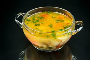 cozinhou vegetariano cogumelo sopa com legumes e massa dentro uma prato foto