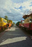 cabines de modernos trens elétricos de suporte técnico russo e guindastes ferroviários. vista lateral das cabeças dos trens ferroviários com muitas rodas foto