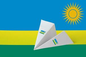 Ruanda bandeira retratado em papel origami avião. feito à mão artes conceito foto