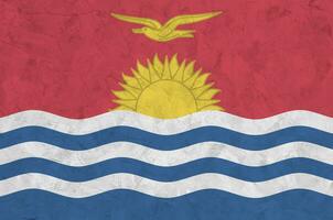 Bandeira de Kiribati retratada em cores de tinta brilhantes na parede de reboco em relevo antigo. banner texturizado em fundo áspero foto