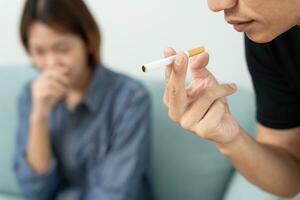 não fumaça. mulher cobrir nariz vencimento para cigarro fumaça cheiro, recusar, rejeitar, quebrar, dizer não, Sair fumar para saúde. mundo tabaco dia. drogas, pulmão Câncer, enfisema , pulmonar doença, nicotina foto