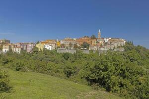 cenário do a histórico Cidade do labin em a croata Península do istria dentro verão foto