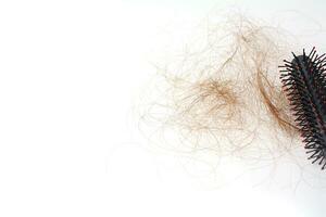 cabelo perda dentro pentear, cabelo outono todo dia sério problema, em branco fundo. foto