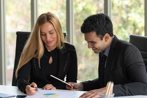 homens e mulheres de negócios analisam dados e consultam várias questões foto