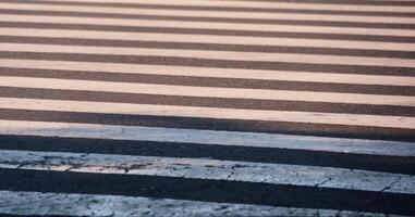 travessia de pedestres em uma rua vazia da cidade, close-up foto