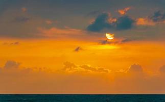 belo colorido pôr do sol paisagem panorama bentota beach sri lanka. foto