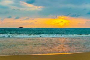 belo colorido pôr do sol paisagem panorama bentota beach sri lanka. foto