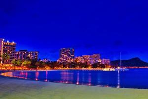 vista noturna de waikiki em honolulu havaí foto